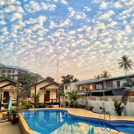 Sunray Guesthouse สุนันท์บ้านพักริมคลอง 乌泰他尼府 外观 照片