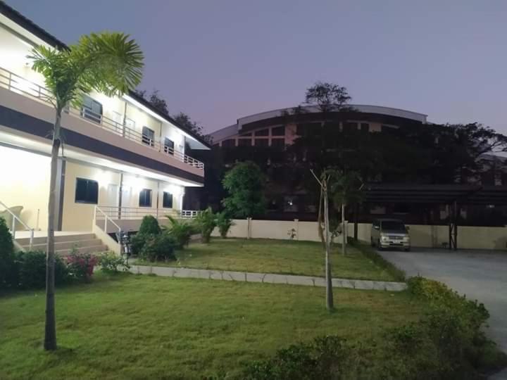 Sunray Guesthouse สุนันท์บ้านพักริมคลอง 乌泰他尼府 外观 照片