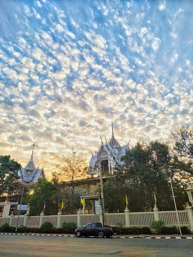 Sunray Guesthouse สุนันท์บ้านพักริมคลอง 乌泰他尼府 外观 照片