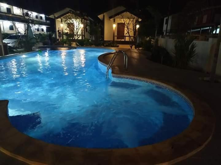 Sunray Guesthouse สุนันท์บ้านพักริมคลอง 乌泰他尼府 外观 照片