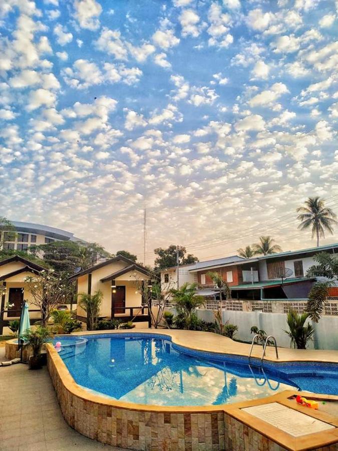 Sunray Guesthouse สุนันท์บ้านพักริมคลอง 乌泰他尼府 外观 照片