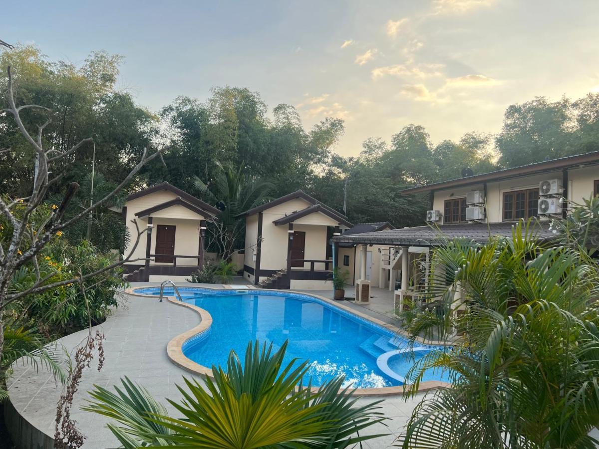 Sunray Guesthouse สุนันท์บ้านพักริมคลอง 乌泰他尼府 外观 照片