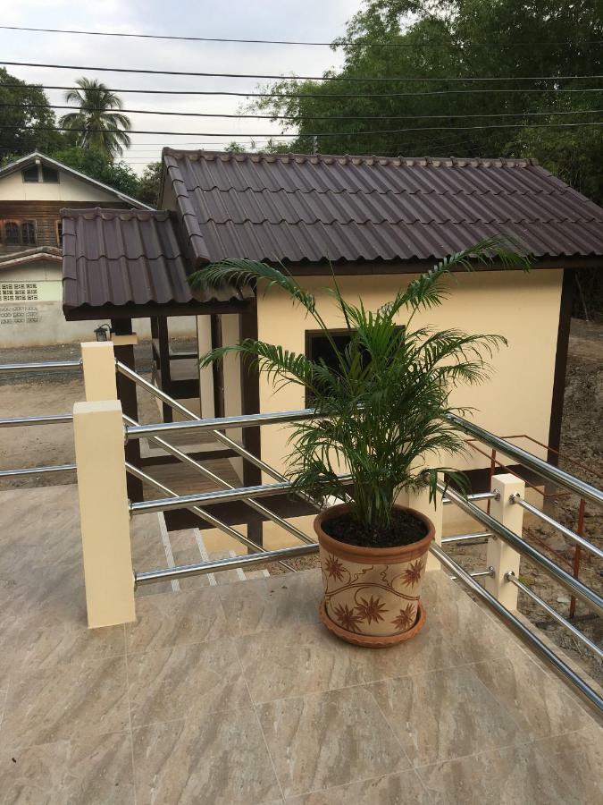 Sunray Guesthouse สุนันท์บ้านพักริมคลอง 乌泰他尼府 外观 照片