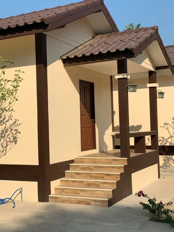 Sunray Guesthouse สุนันท์บ้านพักริมคลอง 乌泰他尼府 外观 照片